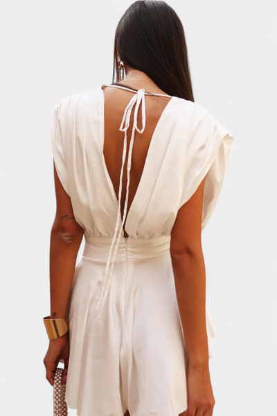 Rosalba Mono Corto con Escote Profundo y Cintura Definida